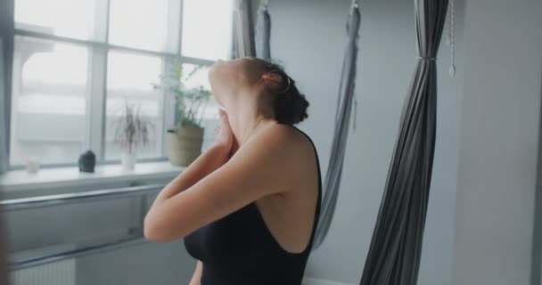 Attraktive junge Frau dehnt sich im Fly Yoga Studio, Yoga-Kurse in Zeitlupe, Person macht körperliche Übungen, Stretching und Gymnastik, 4k DCI 60p Prores HQ - Filmmaterial, Video
