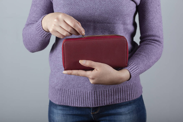 mão mulher segurando dinheiro com carteira
 - Foto, Imagem