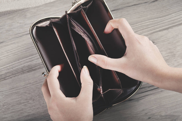 женщина ручные деньги с бумажником на столе - Фото, изображение