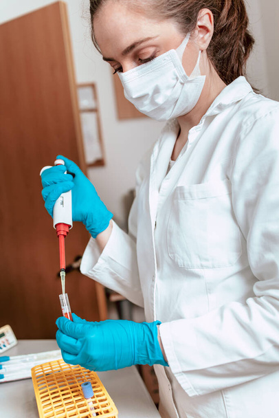 Una joven técnica de laboratorio que trabaja con micropipetas y muestras. plasma sanguíneo como solución para el tratamiento del coronavirus
 - Foto, Imagen