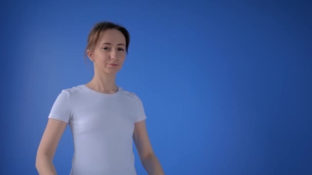 Lassú mozgás: orvosi maszkot viselő nő és otthon a kamerába néz - Felvétel, videó