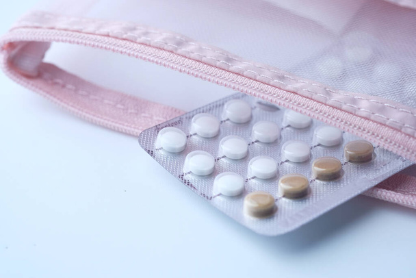 противозачаточные таблетки на белом фоне, закрыть  - Фото, изображение