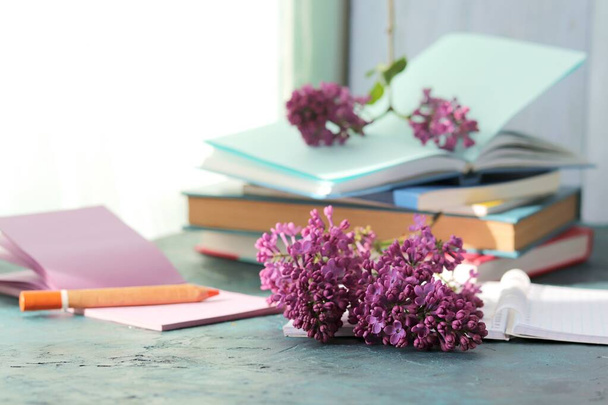 Knihy, otevřený zápisník pro poznámky, šeříkové květy na stole, koncept domácí výuky, pohodlné doma, pro vzdělávání - Fotografie, Obrázek