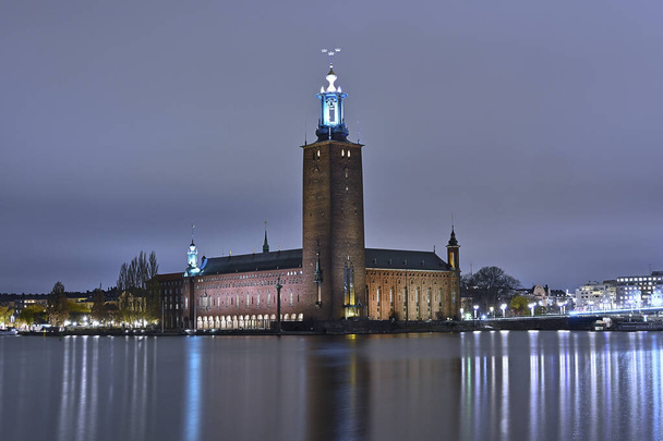 Ayuntamiento de Estocolmo situado en Kungsholmen en el centro de Estocolmo. Aquí está la administración de la ciudad de Estocolmo, pero también tiene la hermosa sala de fiestas Blue Hall. Anualmente, la gran fiesta del Nobel se celebra en el Salón Azul después de que se concediera el Premio Nobel.
. - Foto, imagen