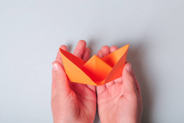 Instrucción fotográfica paso a paso. Cómo hacer origami barco de papel. DIY para niños. Proyecto de arte infantil artesanía para niños
 - Foto, Imagen