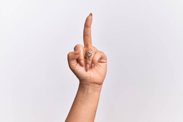 Рука кавказької молодої жінки, яка демонструє провокаційний і грубий жест, роблячи хуй ви символ з середнім пальцем
 - Фото, зображення
