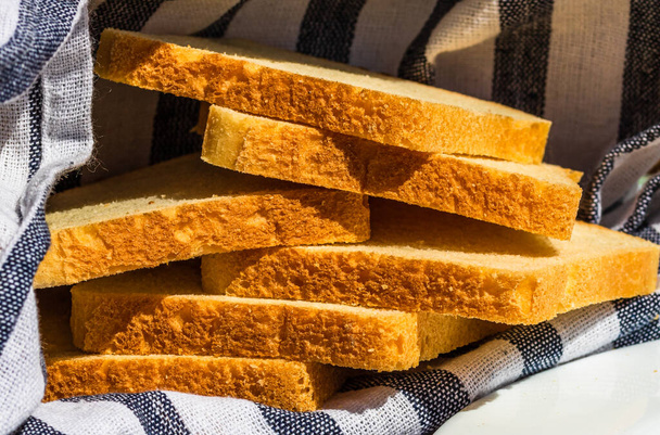 Шматочки тостового хліба в сільській композиції
. - Фото, зображення