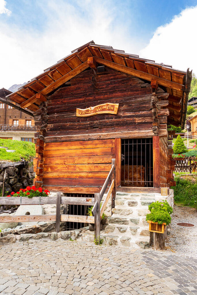 Cabaña de madera de un antiguo molino de agua (construido originalmente en 1716) en el pintoresco pueblo alpino suizo Grimentz, municipio de Anniviers, cantón de Valais, Suiza
. - Foto, imagen