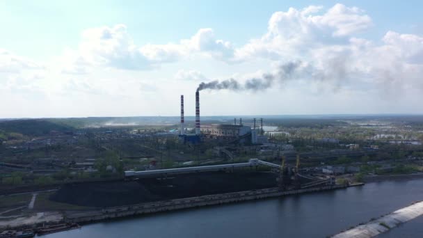 発電所の排出。環境汚染。工場管汚染空気 - 映像、動画
