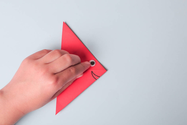Istruzioni fotografiche passo dopo passo. Come fare il pesce di carta origami. Fai da te per i bambini. Progetto artistico per bambini artigianato per bambini
 - Foto, immagini