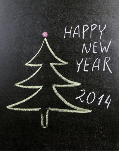 Árbol de Navidad y feliz año nuevo escrito en pizarra
 - Foto, imagen