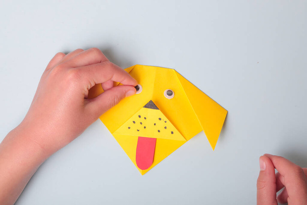 Instrucción fotográfica paso a paso. Cómo hacer un perro de papel de origami. DIY para niños. Proyecto de arte infantil artesanía para niños
 - Foto, imagen