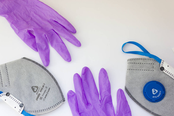 Coronavirus persoonlijke beschermingsmiddelen concept met kopieerruimte. Medische latex handschoenen, brillen, ffp2 respirator, antibacteriële gel.coronavirus plat. - Foto, afbeelding