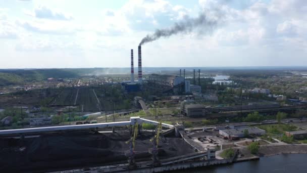 Uhelné elektrárny pod modrým nebem Bílé mraky - Záběry, video