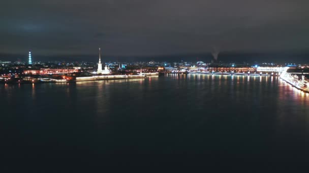 Vista aérea del río Neva con Peter y Paul Fortaleza en el fondo, San Petersburgo, Rusia
 - Imágenes, Vídeo