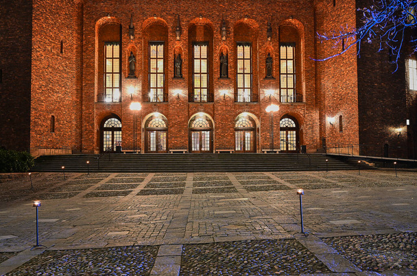 Tukholman kaupungintalo sijaitsee Kungsholmenissa Tukholman keskustassa. Täällä on Tukholman kaupunginhallinto, mutta on myös kaunis juhlasali Blue Hall. Vuosittain suuri Nobelin puolue pidetään Blue Hallissa Nobelin palkinnon saamisen jälkeen.
. - Valokuva, kuva