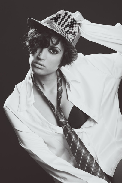 Привлекательная элегантная сексуальная женщина в шляпе - ретро стиле
 - Фото, изображение
