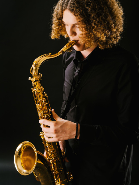 Playing the saxophone - Zdjęcie, obraz