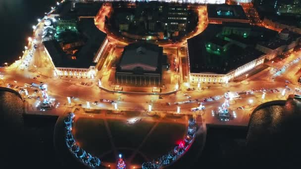 Вид з повітря Старої Петербурзької фондової біржі та ростральних колон, Санкт-Петербург, Росія - Кадри, відео