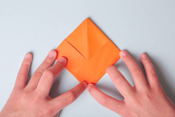 Stap voor stap foto instructie. Hoe maak je origami papieren boot. DIY voor kinderen. Kinderen kunst project ambacht voor kinderen - Foto, afbeelding