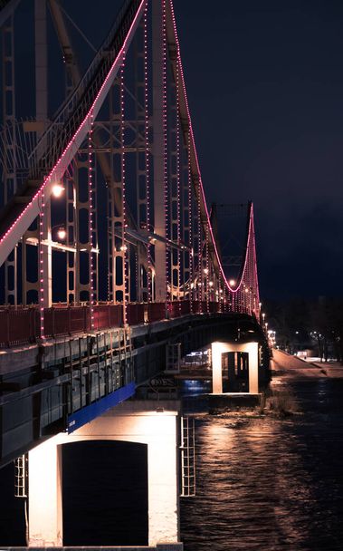 Voetgangersbrug 's nachts met LED-verlichting. Kiev - Foto, afbeelding