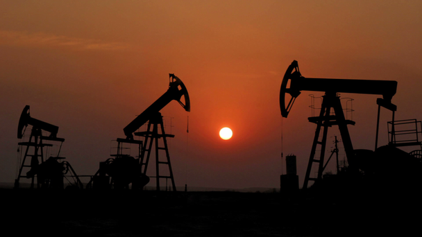 Working oil pumps silhouette against timelapse sunset - Footage, Video