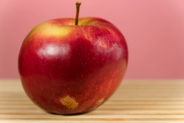 Свежие органические спелые яблочные фрукты на старом деревянном столе, Красные яблоки
 - Фото, изображение