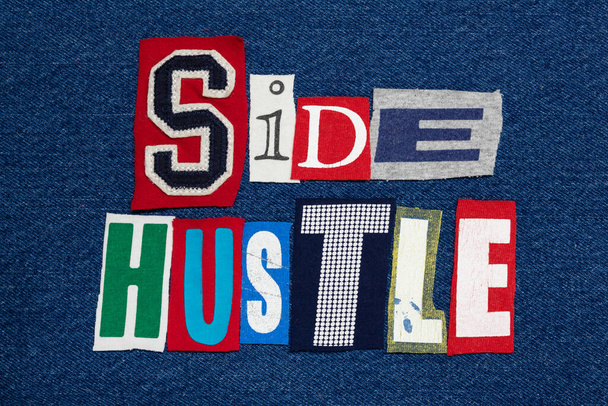 SIDE HUSTLE text slovo koláž barevné tkaniny na denim, podnikatel, horizontální aspekt - Fotografie, Obrázek