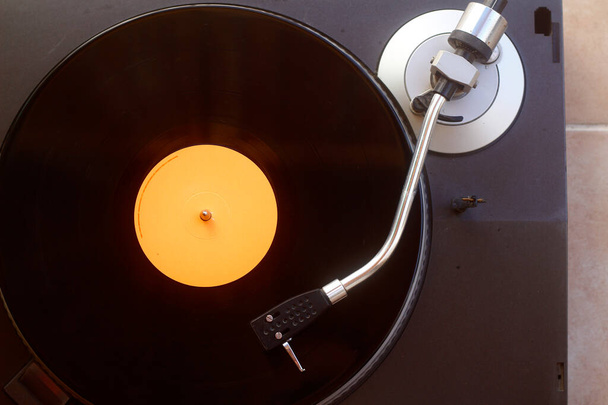 クリッピングパス付きの古いビニールレコード。DJ Turntable with Vinyl Record, Playing, Top View - 写真・画像