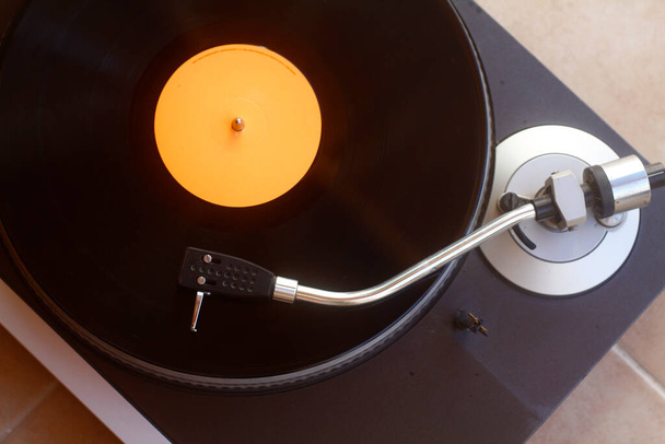 クリッピングパス付きの古いビニールレコード。DJ Turntable with Vinyl Record, Playing, Top View - 写真・画像