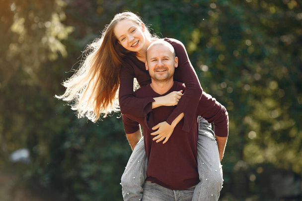 Beautiful couple spend time in a autumn park - Foto, Imagen
