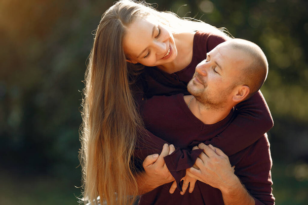 Beautiful couple spend time in a autumn park - Valokuva, kuva