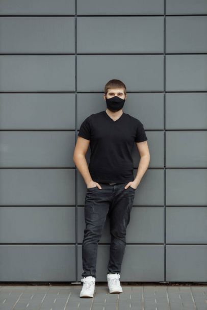 COVID-19 Пандемический коронавирус Человек на городской улице в маске для защиты лица от распространения коронавируса Disease 2019. Портрет человека в маске против SARS-CoV-2
 - Фото, изображение