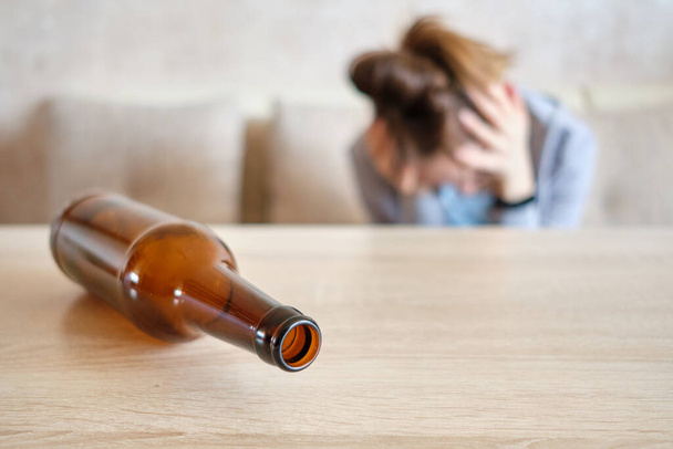 O conceito de alcoolismo menina está sofrendo de uma ressaca. Fechar
. - Foto, Imagem