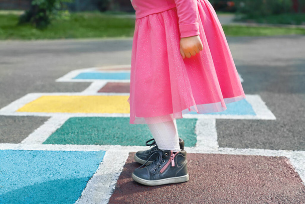 Mladý roztomilý dívka hrát hopscotch na dvorku - Fotografie, Obrázek