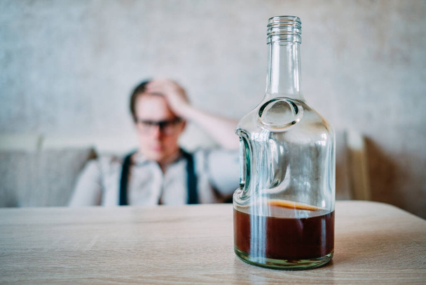 Muž v opilé košili trpí bolestí hlavy kvůli stresu z toho, že ho vyhodili v práci. Zavřít. - Fotografie, Obrázek