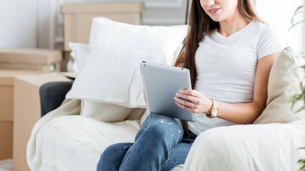 young woman with digital tablet making online purchases - Foto, Bild