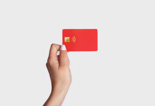 Žena ruka držící bezkontaktní kreditní kartu na světlém pozadí, detailní záběr - Fotografie, Obrázek