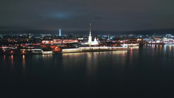 Luchtfoto van de Neva rivier met Peter en Paul Fort op de achtergrond, Sint Petersburg, Rusland - Video