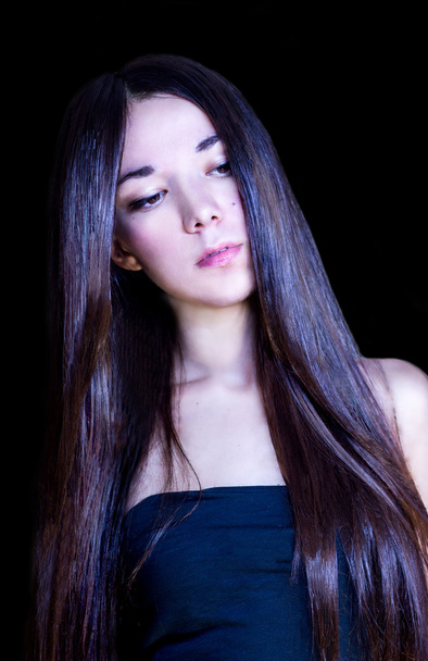 Краса моди жінка з шовком брюнетка волосся на чорному тлі
 - Фото, зображення