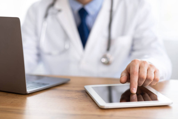 Primer plano del médico usando tableta digital
 - Foto, imagen