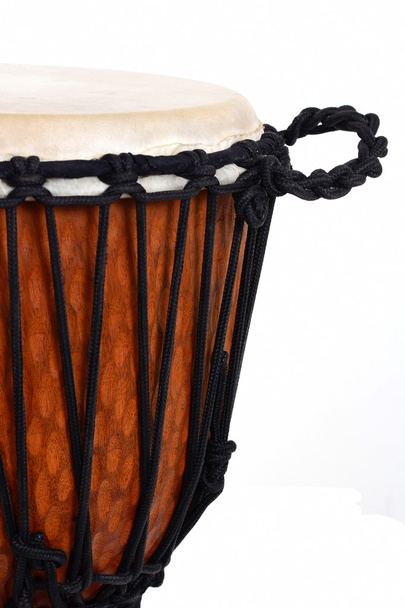 djembé, Afrikaanse percussie, handgemaakte houten trommel met geit huid - Foto, afbeelding