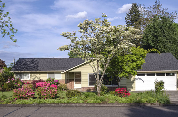 Einfamilienhaus und Garten in Gresham Oregon umgeben von Frühlingsfarben. - Foto, Bild