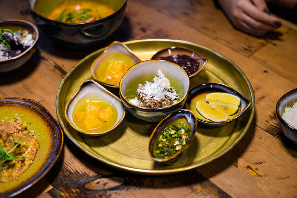 Вкусное блюдо азиатского стиля на деревянном столе, крупным планом
 - Фото, изображение