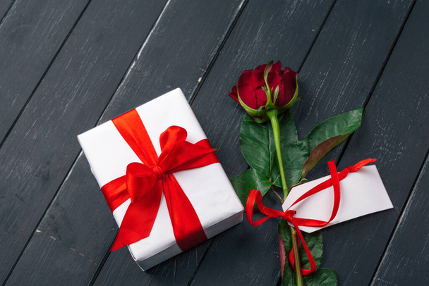 St. Valentines Day. Red roses and gift box on wooden table - Foto, Imagen