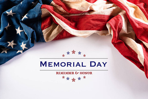 С Днем Памяти. Американские флаги с текстом REMEMBER & HONOR на белом фоне. 25 мая
. - Фото, изображение