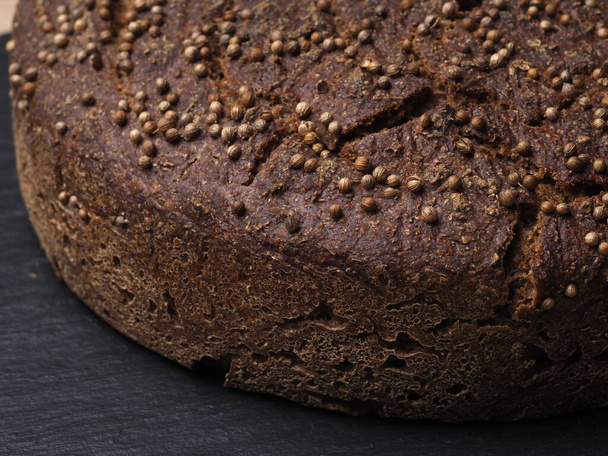 麦芽と無発酵の生地にボロディーノのパンをかけたものです - 写真・画像