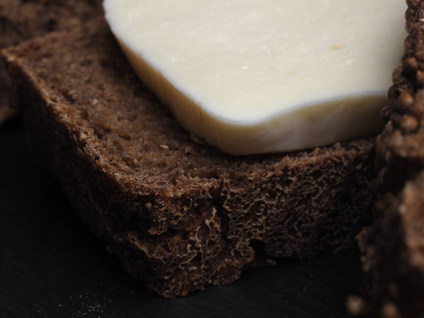 φέτες ψωμιού Borodino σε βύνη και άζυμη προζύμη με κομμάτια τυριού suluguni - Φωτογραφία, εικόνα
