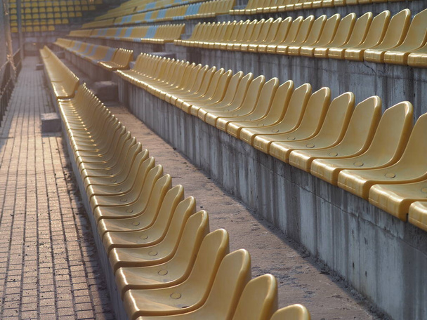 opuszczone trybuny stadionu podczas kwarantanny - Zdjęcie, obraz
