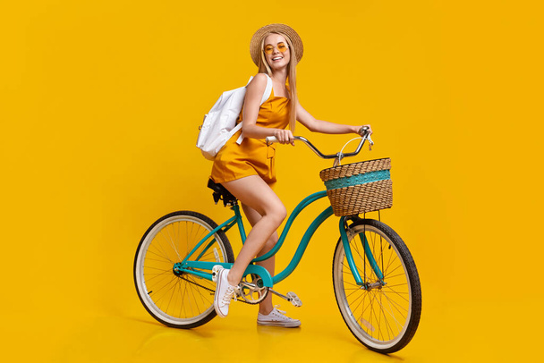 Sommermode. Porträt des stilvollen Mädchens, das Vintage-Fahrrad fährt und lächelt - Foto, Bild